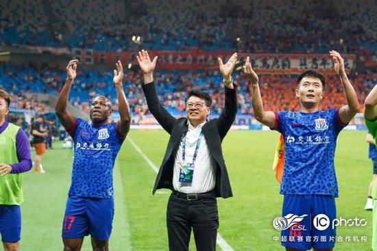 她双腿大开被绑在床调教ktv